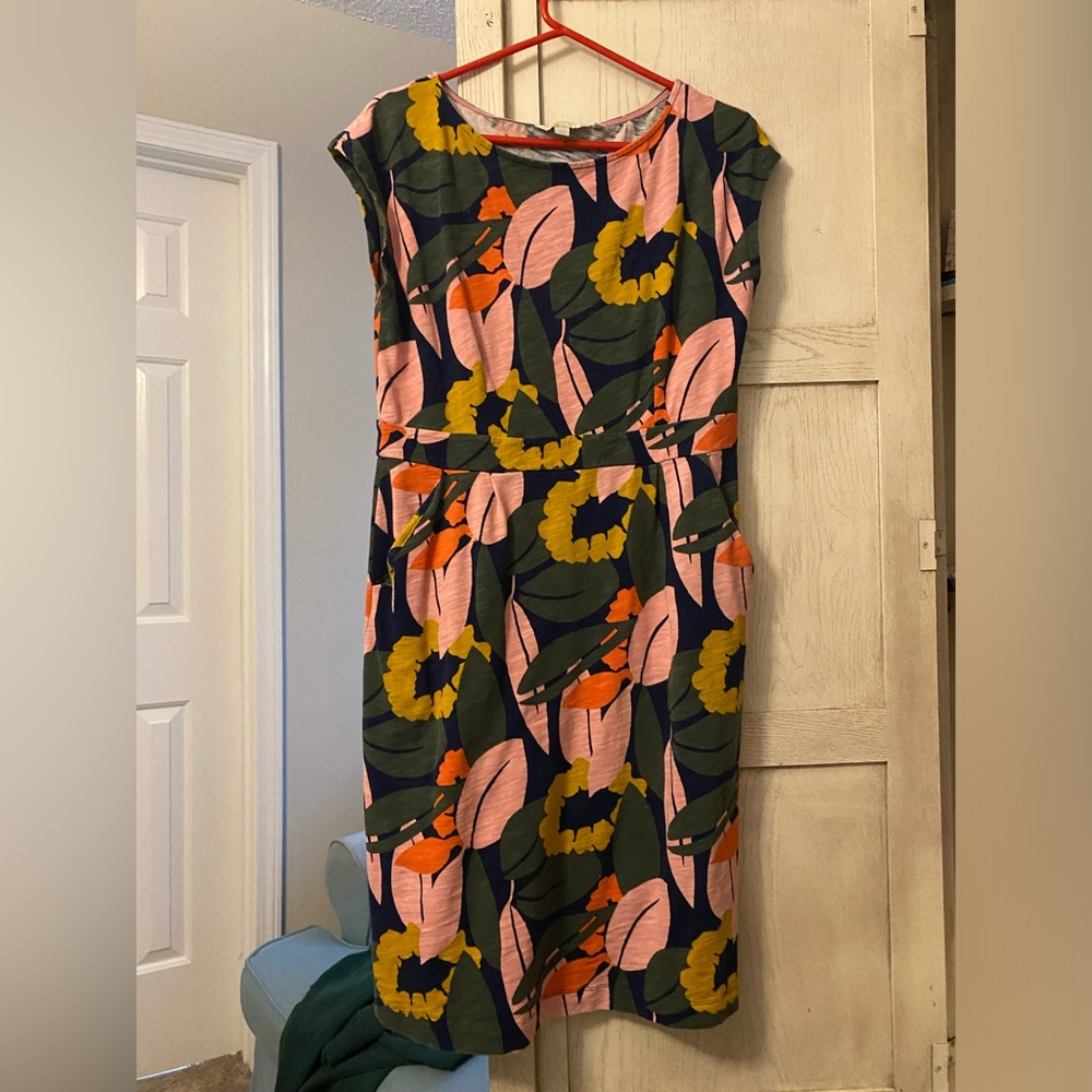 Brand new without tag Biden all cotton dress in a great pattern and colors.